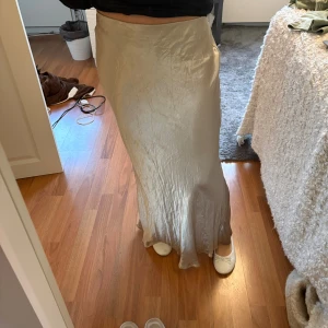 Guldig långkjol från H&M - Använd några gånger men i gott skick!! Storlek XS😊😊