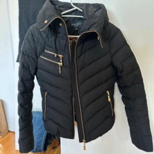 Jacka - Hollies Stockholm. Pälskrage tillkommer. Använd ett fåtal gånger