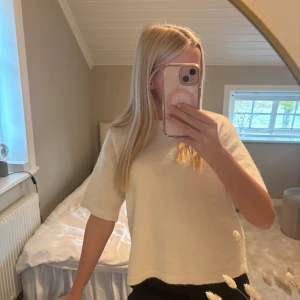 Vit stickad topp med kort ärm - Säljer en jättefin stickad, kortärmad tröja från Gina Tricot🤍är aldrig använd då den inte kommer till användning 