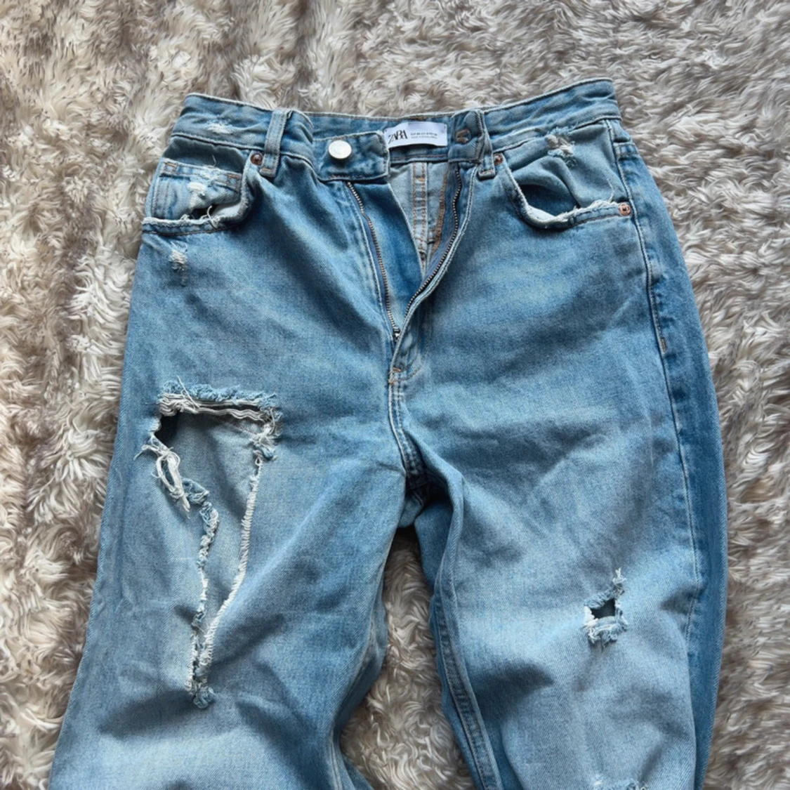 Ljusa ripped jeans från Zara, strl 36 - 1