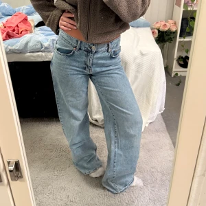 Lågmidjade straight/vida jeans - Jättefina lågmidjade vida jeans från gina tricot i storlek 36. Jag är 165 cm lång och de är ganska långa på mig. Jag bär vanligtvis storlek 36 i jeans.Pris går att diskuteras. 💛