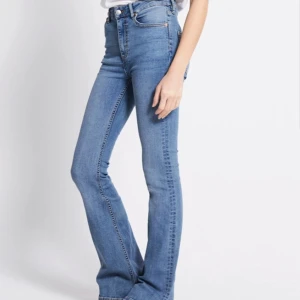 Blå bootcut jeans med hög midja - Snygga blå jeans med bootcut passform och hög midja.                                                                        Jeansen är helt nya oanvända                              Jeansen är i storleken L men tajta                      Kostade 300kr 