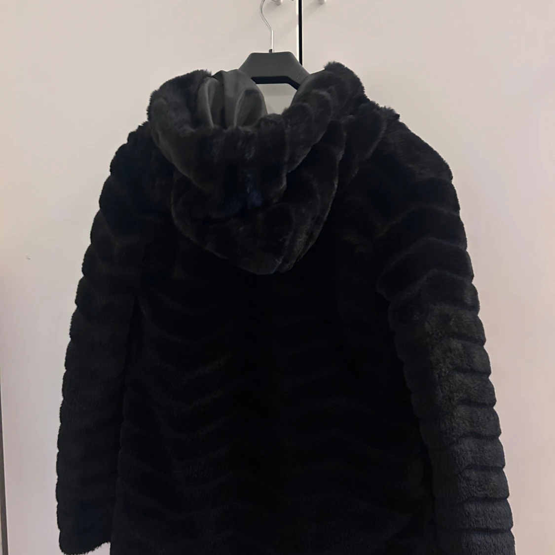 Svart pälsjacka med huva  - 1