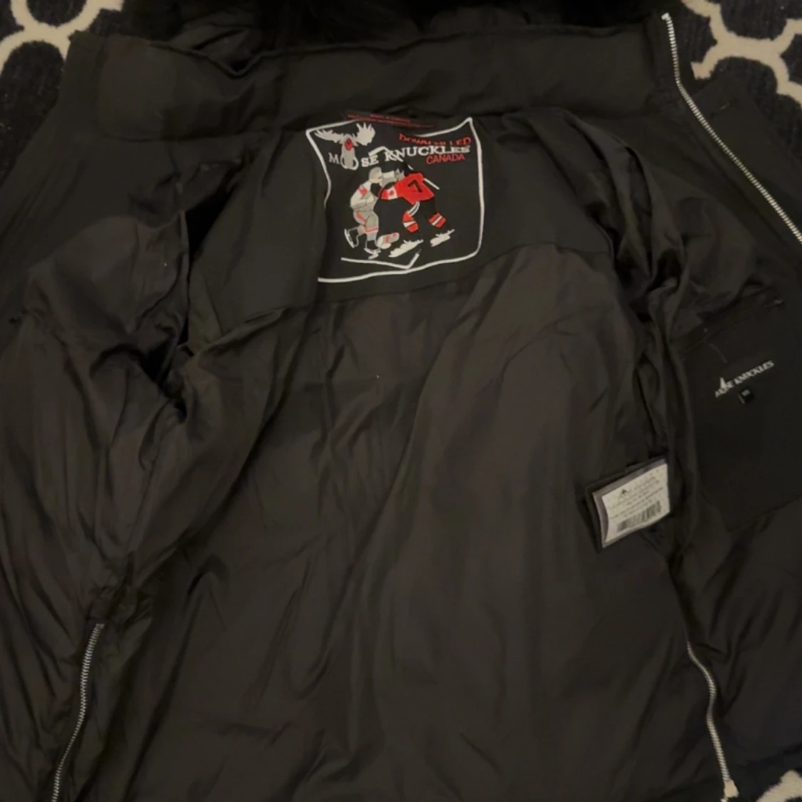 Svart dunjacka från Moose Knuckles - 1