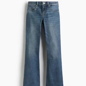 Populära hm jeans - Säljer dessa populära jeansen från hm! Slutsålda i denna storleken, helt oanvända med prislapp kvar💕i modellen ”Flared low jeans”