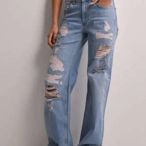 Ljusblå jeans - Supersnygga loose jeans från Nelly. Endast använda 2 gånger så i mycket fräscht skick. Pris är diskuterbart till en gräns😊