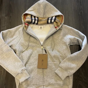 Burberry Zip Hoodie - Storlek M, men är som storlek S, Helt Ny, Kom privat för fler frågor, Diskuterar helst mått så allt går rätt till.
