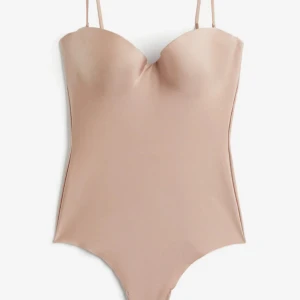 Beige Body - Säljer min body som är slutsåld på H&m då den aldrig kommit till användning 