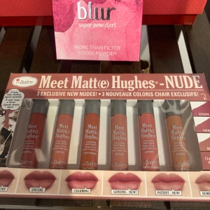 Set med nude läppstift & löspuder - 2 för 120kr Bara testat🌸Säljer ett kit med 6 flytande nude-läppstift från theBalm Meet Matt(e) Hughes i olika nyanser , samt Claresa Blur Super Pow(d)er! More Than Filter löspuder i transparent formula. Perfekt för dig som gillar naturliga färger och en matt finish. 