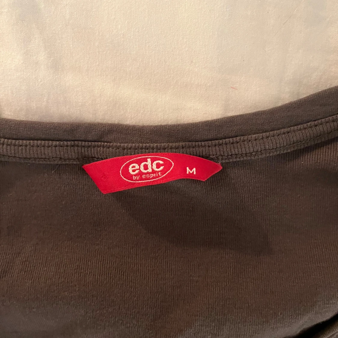 Brun v-ringad topp från EDC by Esprit - 1