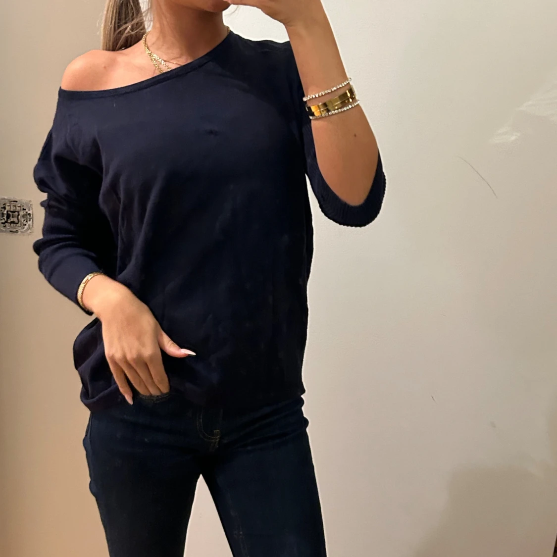 Mörkblå offshoulder stickad tröja - 1