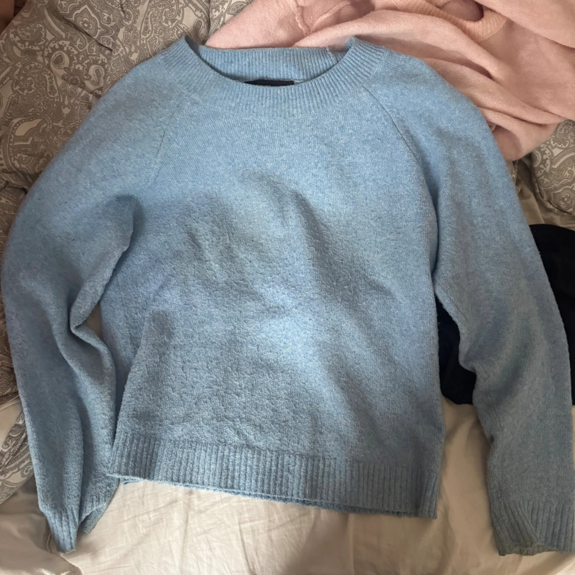 Ljusblå stickad tröja med rund hals - 1