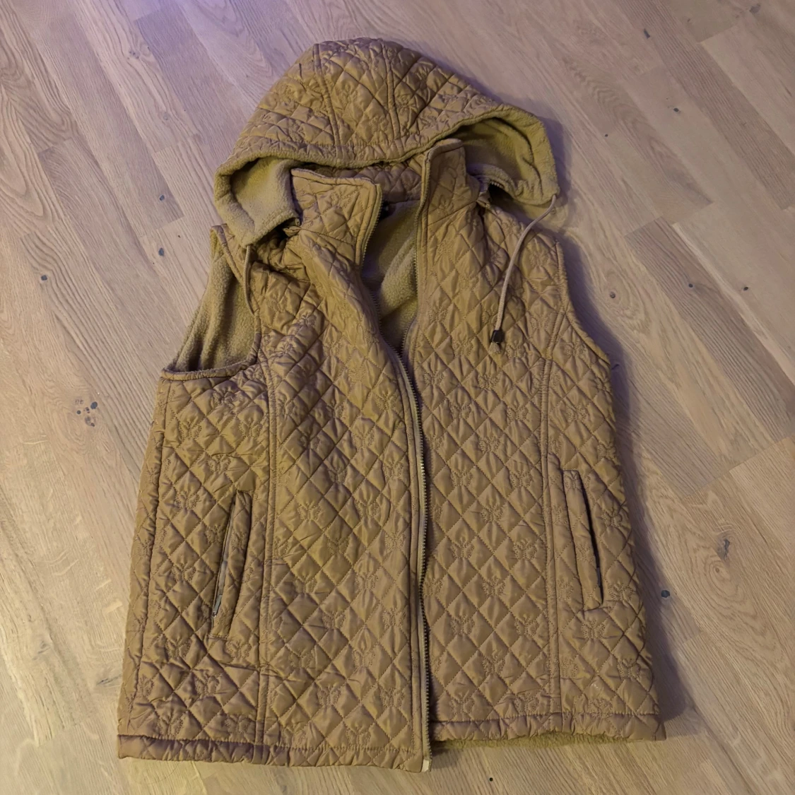 Beige quiltad fleeceväst med huva