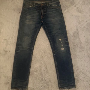 Nudie Jeans - Snygga Nudie jeans med feta slitningar. Jeansen är sparsamt använda och utan tecken på användning. Modellen är Lean Dean.