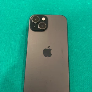 iPhone 15 (128 Gb) - Säljer min iPhone 15 (128 GB) i jättebra skick. ✅ Allt fungerar perfekt ✅ Inga delar är bytta – allt är original ✅ Batterihälsa: 89 % ✅ Inga skador – bara några små repor på sidan (inte på skärmen eller baksidan)  Telefonen ser ut och känns nästan som ny! Perfekt för dig som vill ha en fräsch iPhone utan att betala fullpris.  📦 Allt fungerar som det ska – bara att sätta i SIM-kortet och köra.