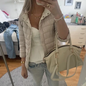 Herno liknande jacka  - Säljer denna skitsnygga beige trekvartsärmade jacka som är Herno liknande🙌 Jackan är mycket bra skick och säljer den då den inte kommer till användning, bara att höra av sig vid intresse eller frågor 🍁💗