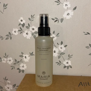 Maria Åkerberg Scalp Treatment Rosemary - Scalp Treatment Rosemary från Maria Åkerberg i en frostad plastflaska med svart spraymunstycke. Produkten är genomskinlig och innehåller rosmarin, perfekt för att fräscha upp hårbotten. Snygg minimalistisk design och ekologiskt innehåll.