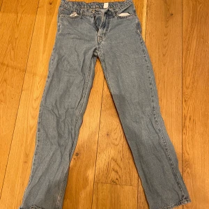 Straight fit jeans - Straight fitted jeans från hm. Perfekta för en avslappnad och tidlös stil.