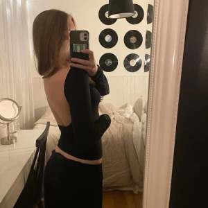 Svart långärmad topp med öppen rygg - Öppen rygg tröja, långärmad 