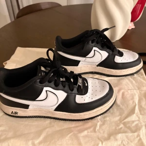 Nike Air Force 1 svart/vit sneakers - Svarta och vita Nike Air Force 1. Perfekt för dig som gillar streetstyle. Väldigt använda så därför säljer jag dom för lågt pris. Går att rengöra samt de är i bra skick. Pris går att diskutera! 38/39
