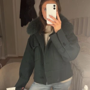 Mörkgrön kappa med pälsdetalj - Säljer grön meotine jacka!!💓relativt ny, skriv för fler bilder.