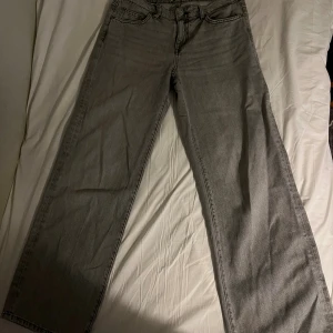 Grå wide jeans från Perfect Jeans| pris kan diskuteras 🙌 - Säljer ett par grå jeans från Perfect Jeans i storlek 38. Modellen har raka och breda ben, klassisk femficksdesign och normal midja. Jeansen är tillverkade i jeansmaterial och har en snygg, ljusgrå tvätt som passar till allt.