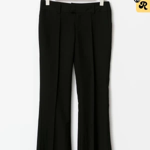 Svarta bootcut kostymbyxor - Kostymbyxor bootcut från Gina Tricot köptes för 500 säljs för 250 aldrig använda + fickor där bak 😍använda 1 gång