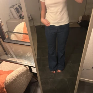 Bootcut jeans  - Från Zara, mid waist. 🥰