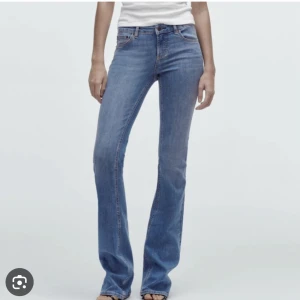 Zara Zw the lowrise  - Snygga blå jeans med bootcut passform och låg midja. Slutsålda på Zara! 💗 