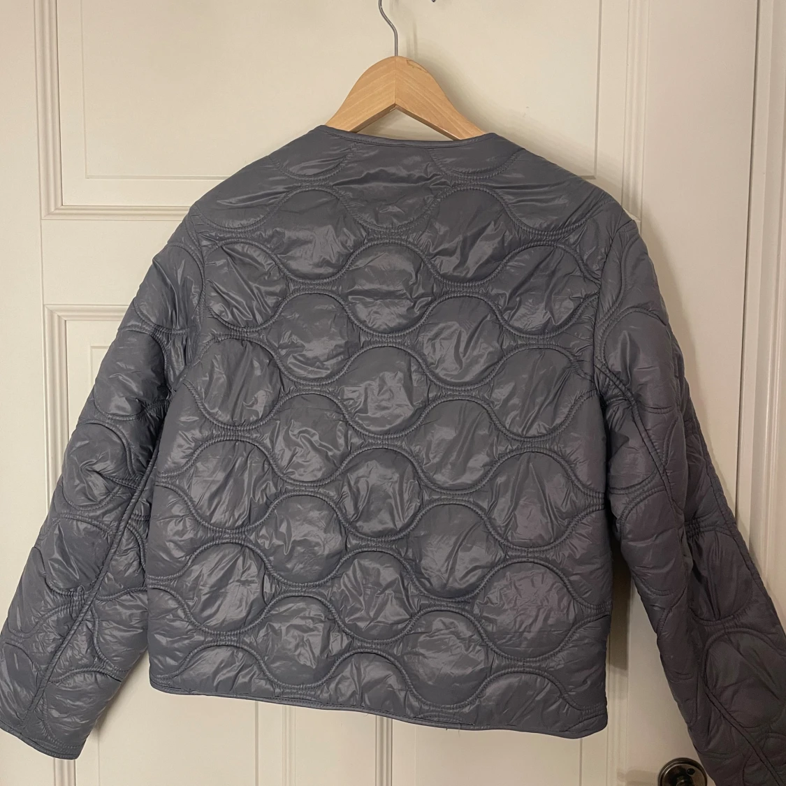 Grå quiltad jacka från MANGO - 1