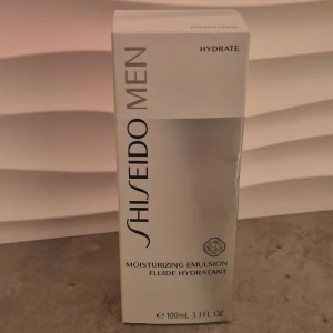 Shiseido Men Moisturizing Emulsion 100 ml - Shiseido Men Moisturizing Emulsion är en återfuktande ansiktskräm i en stilren, silverfärgad pumpflaska på 100 ml. Den absorberas snabbt och skyddar huden mot uttorkning, miljöstress och rakbränna. Passar dig som vill ha en fräsch och mjuk känsla i ansiktet.