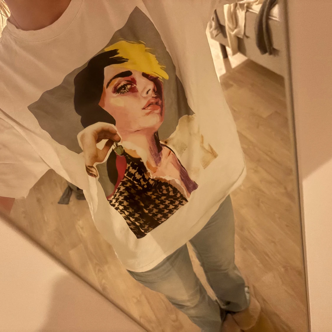 Vit t-shirt med grafiskt tryck - 1