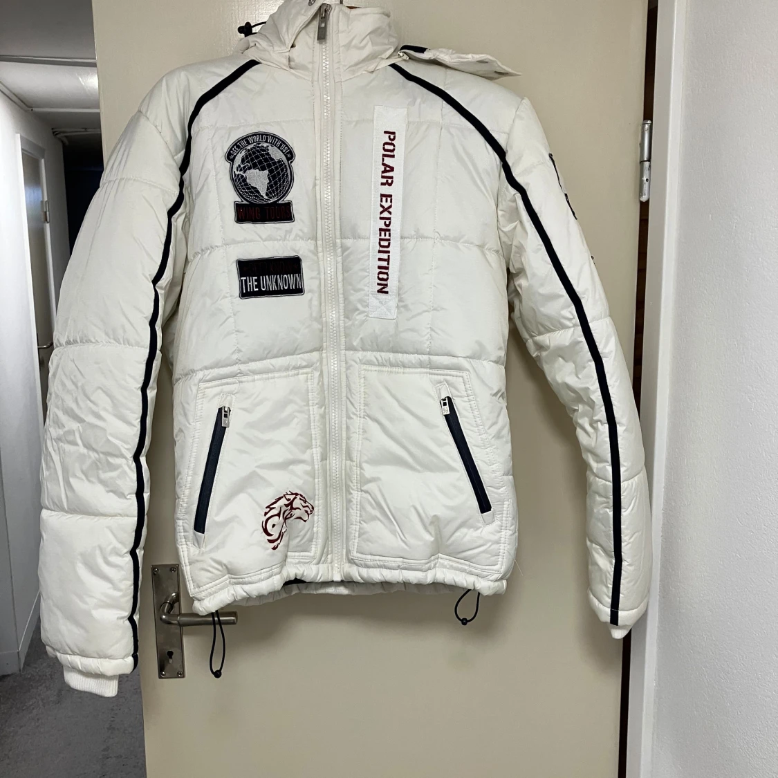 Vit pufferjacka från Smog med patchar - 2