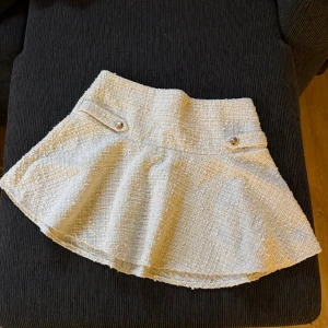Vit kjol i boucle - Andra bilden är lånad