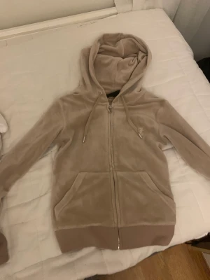 Juicy tröja använd ca 3-5 ggr  - Jag säljer min kofta i med att jag känner att jag inte kan ha den längre. Jättefin färg och allt ❤️