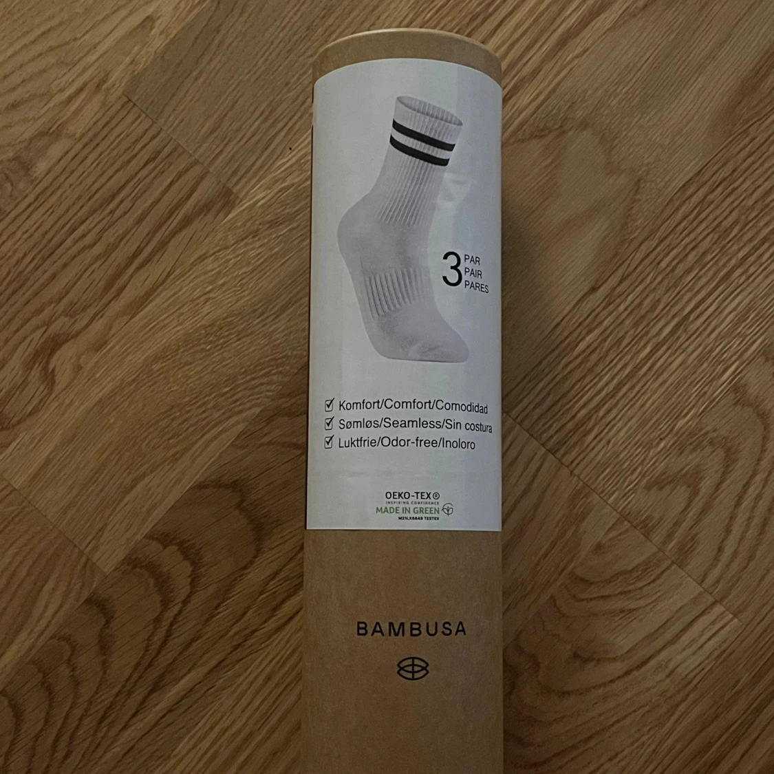 Vita Bambusa strumpor med svarta ränder