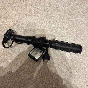 ghd Rise Hot Brush - ghd Rise Hot Brush för volym och styling. Fungerar utmärkt, värms snabbt upp och ger ett snyggt resultat. Synligt bruksskick men inga större defekter. Perfekt för att skapa volym och form i håret. 