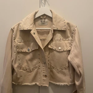 Beige croppad jeansjacka Pull&Bear - Säljer en croppad beige jeansjacka i storlek XS. 