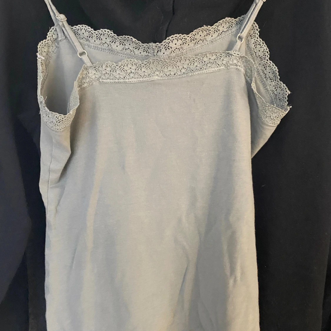 Ljusgrön linnetopp med spetskant - 2