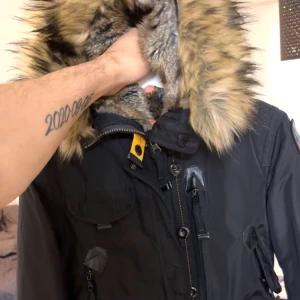 Svart Parajumpers parkajacka med päls - Säljer en svart Parajumpers parkajacka med stor fluffig päls runt huvan. 