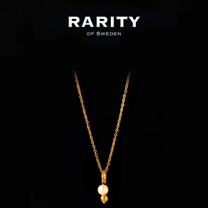 Pearl Ring Necklace - Gold: Gulidigt halsband med pärla från Rarity - Elegant halsband i guldton från Rarity of Sweden med en klassisk kedja och hängsmycke bestående av en vit pärla och en liten guldfärgad detalj. Perfekt för dig som gillar stilrena och tidlösa smycken.