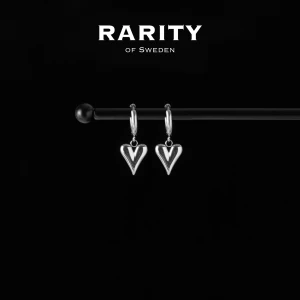 Heart Earring - Silver: Silverörhängen med hjärtan  - Otroligt snygga örhängen med hjärtan i rostfritt stål!! Örhängena är i fin silvrig färg och passar så bra för att piffa upp en outfit och lägga till en extra detalj🪽Likt alla andra våra smycken tål dessa örhängen vatten och håller sitt glans länge!! Vid frågor eller funderingar - välkommen att skriva till oss🪽