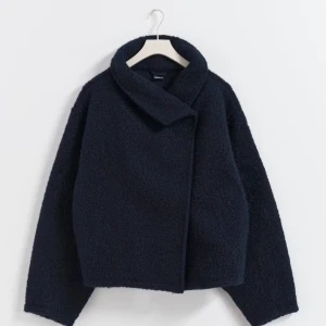 Marinblå mysig kappa/jacka - Säljer en marinblå mysig kappa/jacka från Gina Tricot. Storlek S😍💞💞