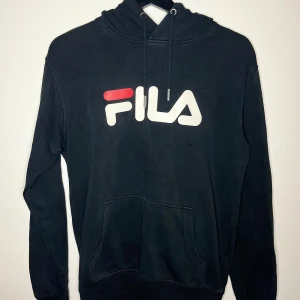 Fila hoodie svart - Svart Fila hoodie i mycket bra skick, pm vid intresse.