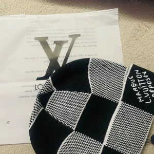  svartvit rutig mössa - Snygg grå och vit mössa från lb. Mössan är oanvänd och skickas samma dag vid köp. Pris kan diskuteras.