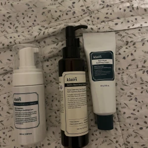 Klairs KIT - VÄRDE 900 KRONOR!! - Säljer tre produkter från Klairs: en Rich Moist Foaming Cleanser i vit pumpflaska, en Gentle Black Deep Cleanser i mörk pumpflaska och en Rich Moist Soothing Cream i vit tub. Knappt använda!! VÄRDE 900 KRONOR, säljer därför mycket bra pris❗️❗️❗️