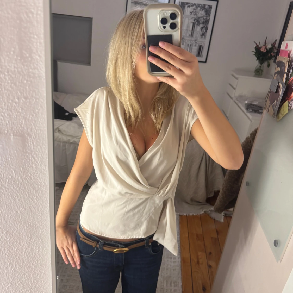 Vit omlottopp med knyt i midjan - 1