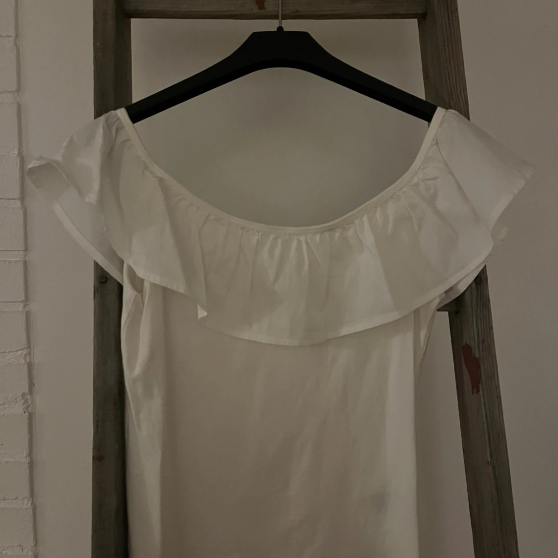 Vit offshoulder topp med volang