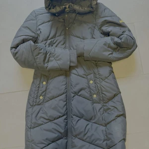   Barbour kappa/jacka - Barbour international tunn dunkappa.      strl 10 Svart  900:-       skick 9/10.       skriv vid frågor osv…