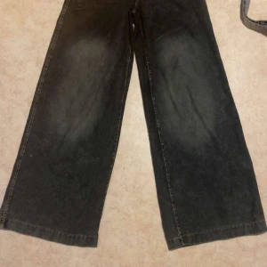 Svarta jeans - Säljer svarta baggy jeans , sitter bra i midjan och är i storlek Xs